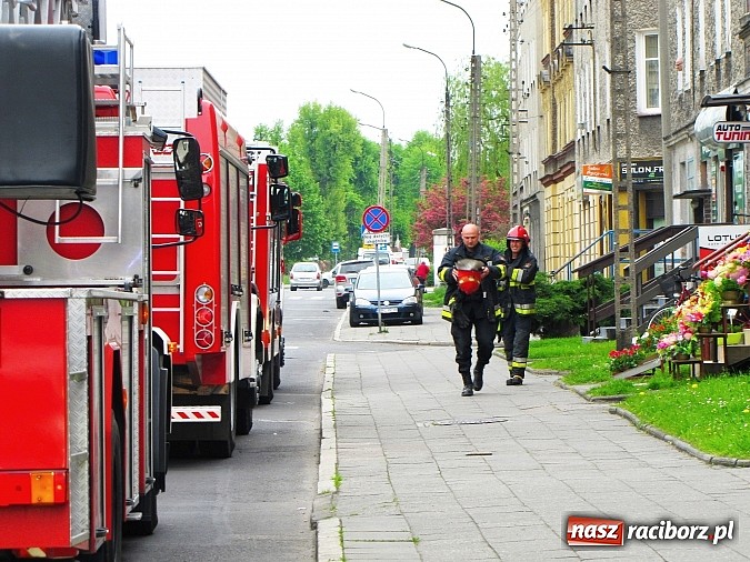 Zdjęcie w galerii na portalu naszraciborz.pl: Trzy zastępy straży pożarnej pognały na ulicę Rudzką wiadomości z regionu