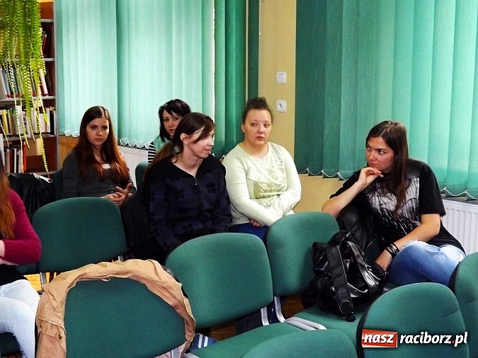 Zdjęcie w galerii na portalu naszraciborz.pl: Książka dla historyków, regionalistów i złodziei. Spotkanie autorskie z Dariuszem Chojeckim w bibliotece PWSZ wiadomości z regionu