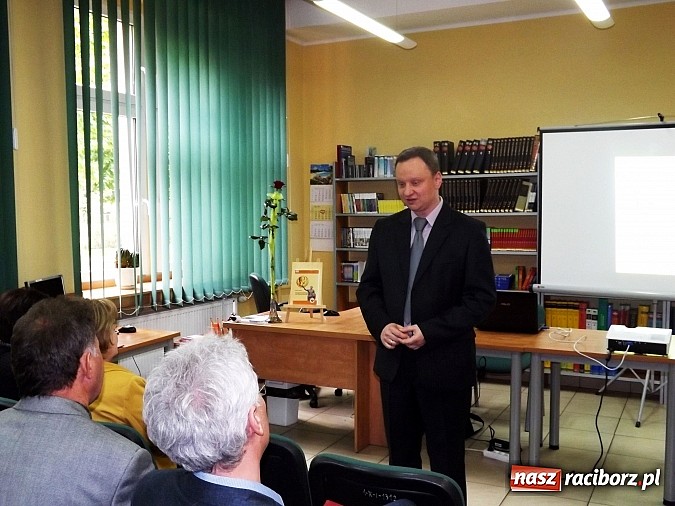 Zdjęcie w galerii na portalu naszraciborz.pl: Książka dla historyków, regionalistów i złodziei. Spotkanie autorskie z Dariuszem Chojeckim w bibliotece PWSZ wiadomości z regionu