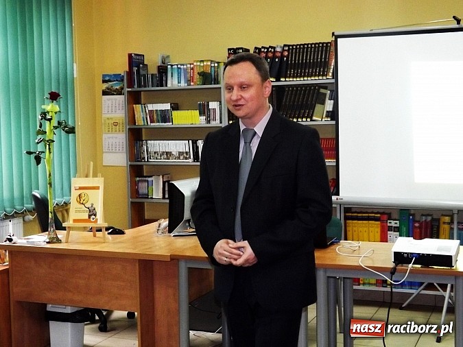 Zdjęcie w galerii na portalu naszraciborz.pl: Książka dla historyków, regionalistów i złodziei. Spotkanie autorskie z Dariuszem Chojeckim w bibliotece PWSZ wiadomości z regionu