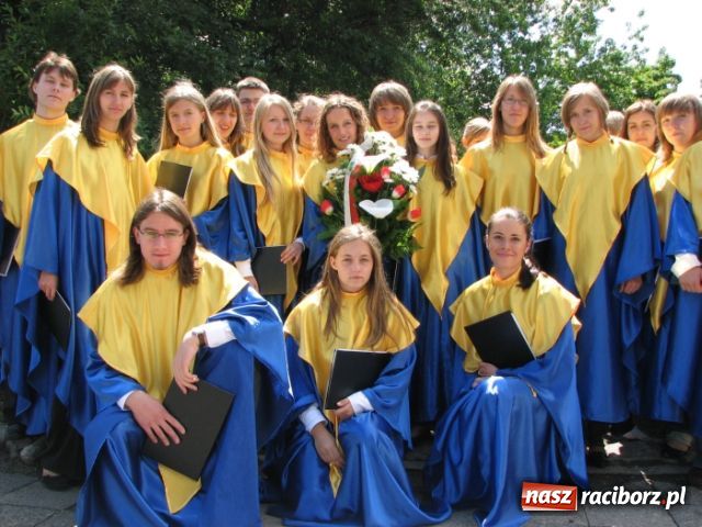 Zdjęcie w galerii na portalu naszraciborz.pl: Chóralne śpiewy pod pomnikiem wiadomości z regionu