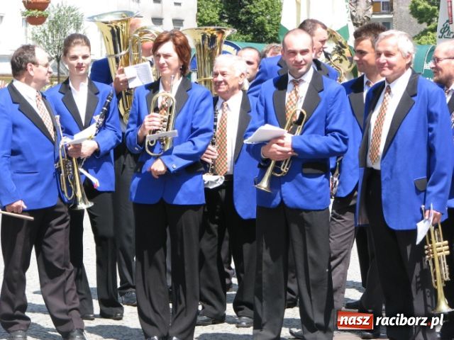 Zdjęcie w galerii na portalu naszraciborz.pl: Chóralne śpiewy pod pomnikiem wiadomości z regionu