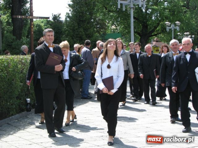 Zdjęcie w galerii na portalu naszraciborz.pl: Chóralne śpiewy pod pomnikiem wiadomości z regionu