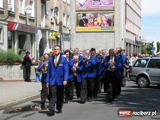 Zdjęcie w galerii na portalu naszraciborz.pl: Chóralne śpiewy pod pomnikiem wiadomości z regionu