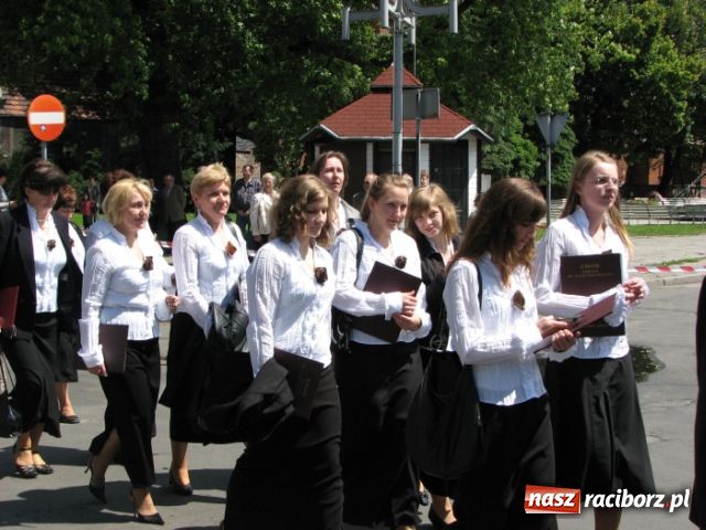 Zdjęcie w galerii na portalu naszraciborz.pl: Chóralne śpiewy pod pomnikiem wiadomości z regionu