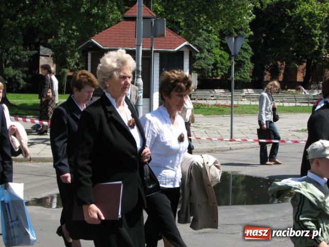 Zdjęcie w galerii na portalu naszraciborz.pl: Chóralne śpiewy pod pomnikiem wiadomości z regionu