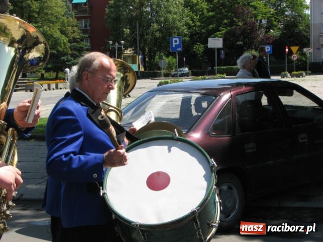 Zdjęcie w galerii na portalu naszraciborz.pl: Chóralne śpiewy pod pomnikiem wiadomości z regionu