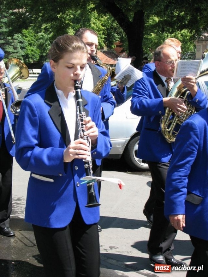 Zdjęcie w galerii na portalu naszraciborz.pl: Chóralne śpiewy pod pomnikiem wiadomości z regionu