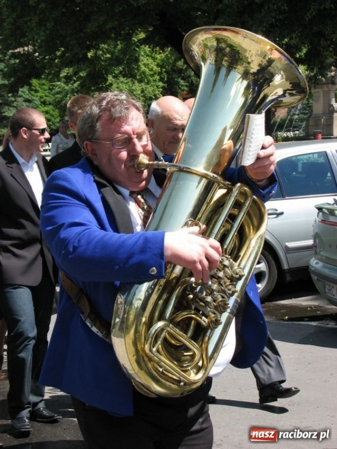 Zdjęcie w galerii na portalu naszraciborz.pl: Chóralne śpiewy pod pomnikiem wiadomości z regionu