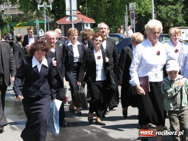 Zdjęcie w galerii na portalu naszraciborz.pl: Chóralne śpiewy pod pomnikiem wiadomości z regionu