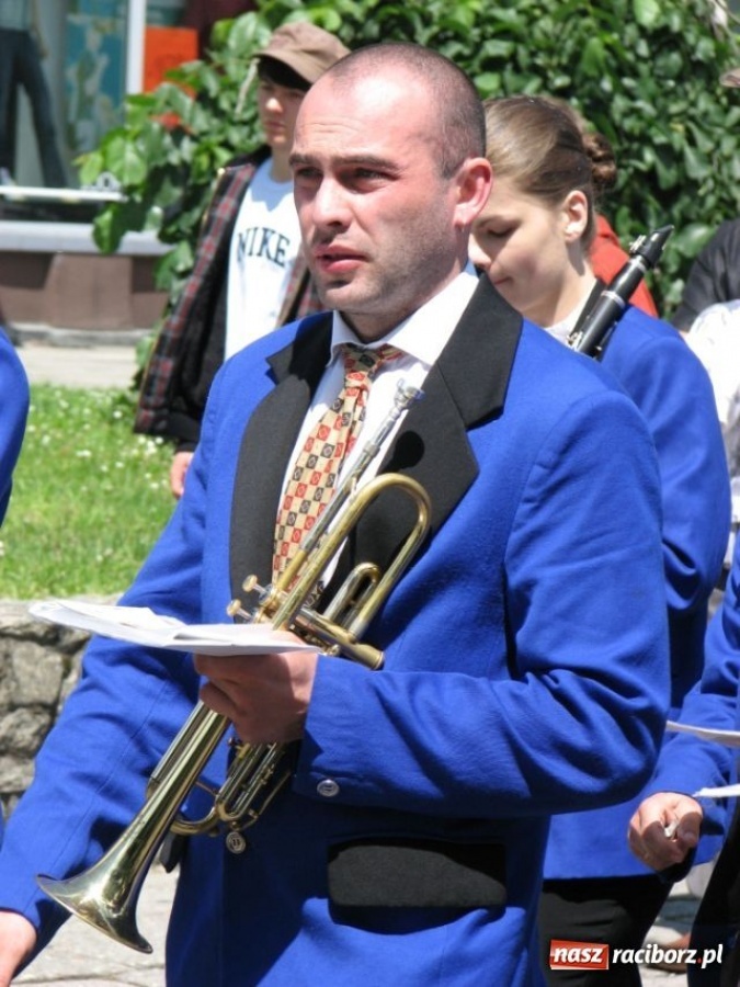 Zdjęcie w galerii na portalu naszraciborz.pl: Chóralne śpiewy pod pomnikiem wiadomości z regionu