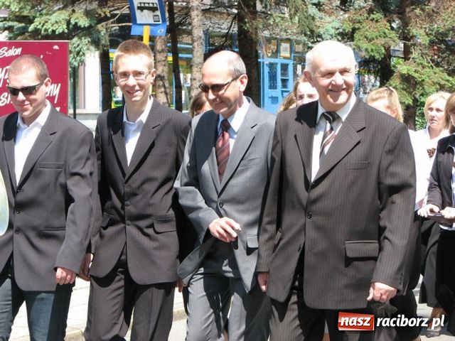 Zdjęcie w galerii na portalu naszraciborz.pl: Chóralne śpiewy pod pomnikiem wiadomości z regionu