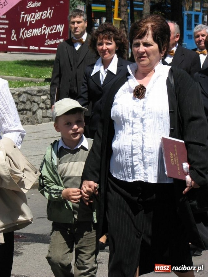 Zdjęcie w galerii na portalu naszraciborz.pl: Chóralne śpiewy pod pomnikiem wiadomości z regionu