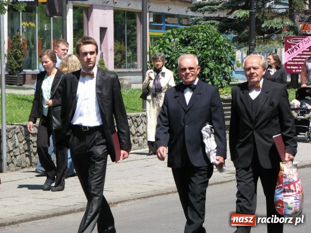 Zdjęcie w galerii na portalu naszraciborz.pl: Chóralne śpiewy pod pomnikiem wiadomości z regionu