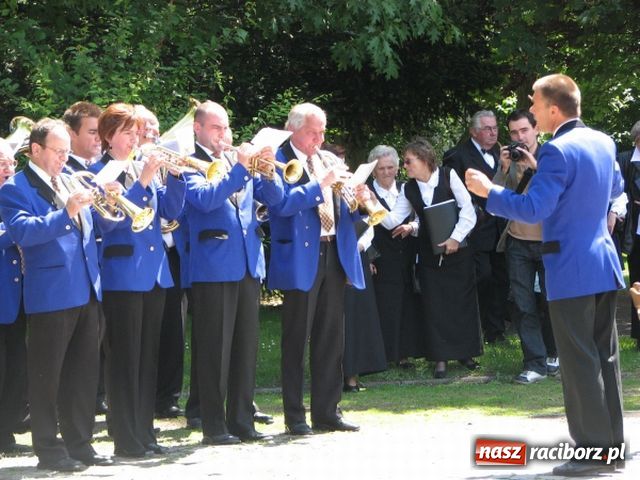 Zdjęcie w galerii na portalu naszraciborz.pl: Chóralne śpiewy pod pomnikiem wiadomości z regionu