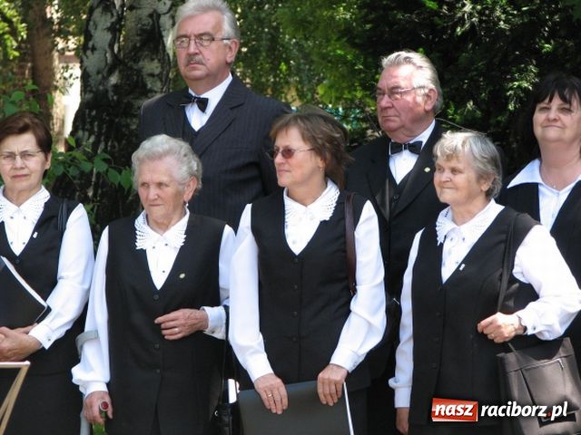 Zdjęcie w galerii na portalu naszraciborz.pl: Chóralne śpiewy pod pomnikiem wiadomości z regionu