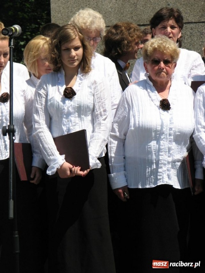 Zdjęcie w galerii na portalu naszraciborz.pl: Chóralne śpiewy pod pomnikiem wiadomości z regionu