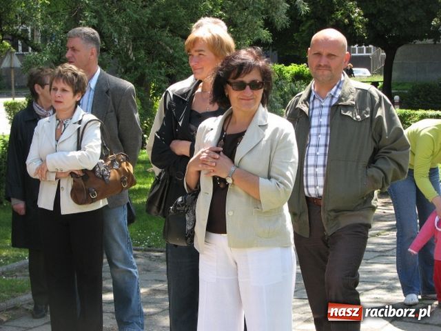 Zdjęcie w galerii na portalu naszraciborz.pl: Chóralne śpiewy pod pomnikiem wiadomości z regionu