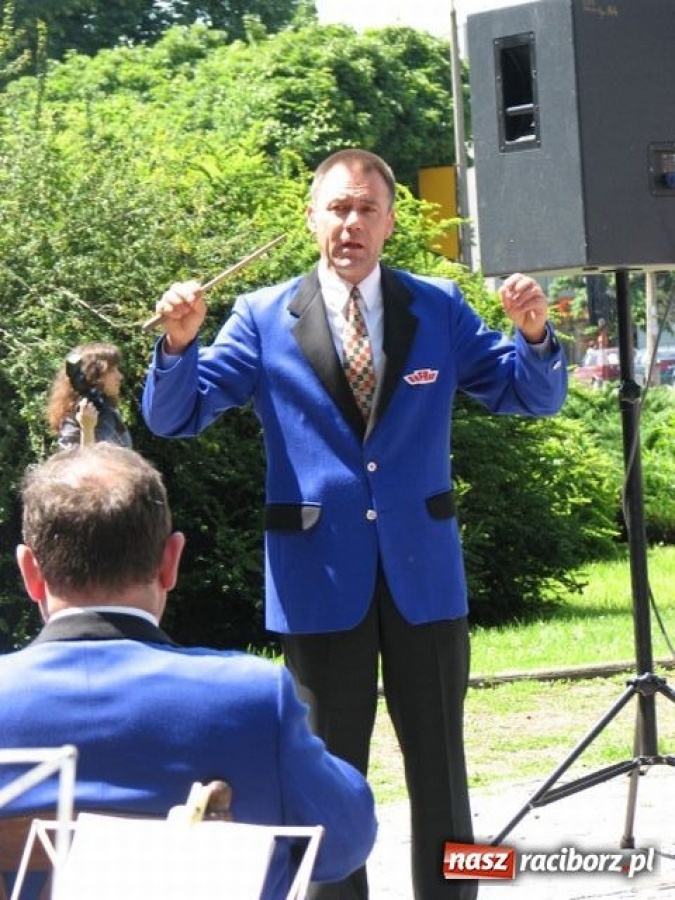 Zdjęcie w galerii na portalu naszraciborz.pl: Chóralne śpiewy pod pomnikiem wiadomości z regionu