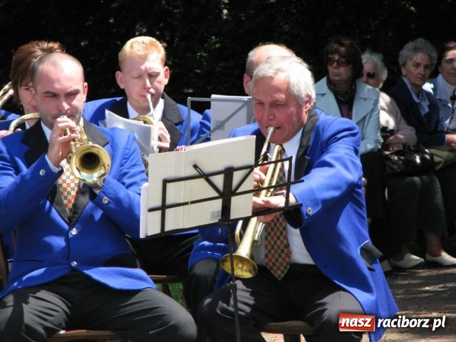 Zdjęcie w galerii na portalu naszraciborz.pl: Chóralne śpiewy pod pomnikiem wiadomości z regionu