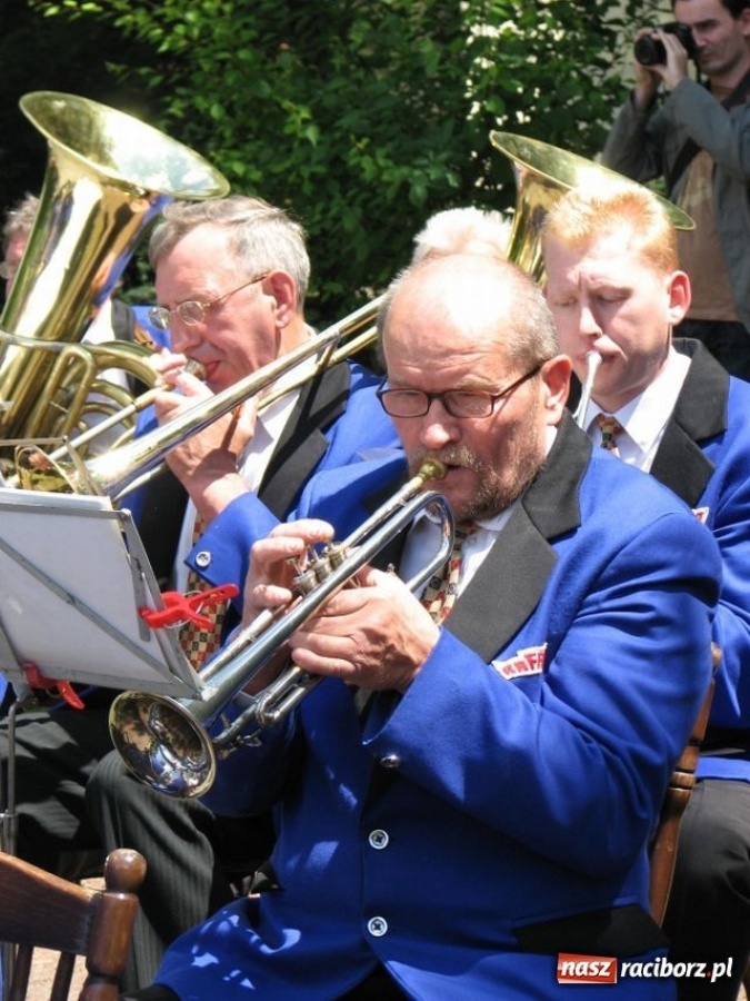 Zdjęcie w galerii na portalu naszraciborz.pl: Chóralne śpiewy pod pomnikiem wiadomości z regionu