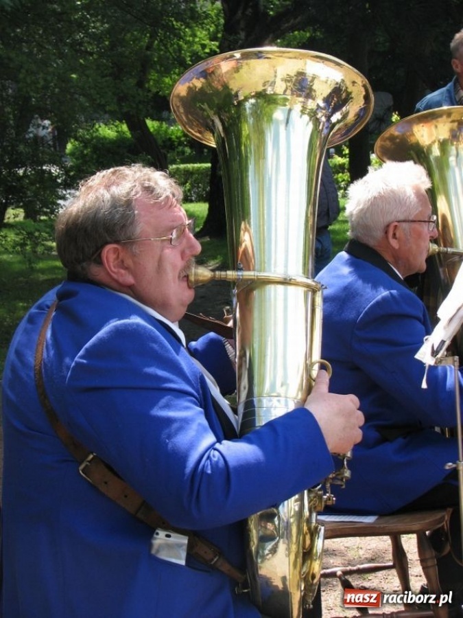 Zdjęcie w galerii na portalu naszraciborz.pl: Chóralne śpiewy pod pomnikiem wiadomości z regionu