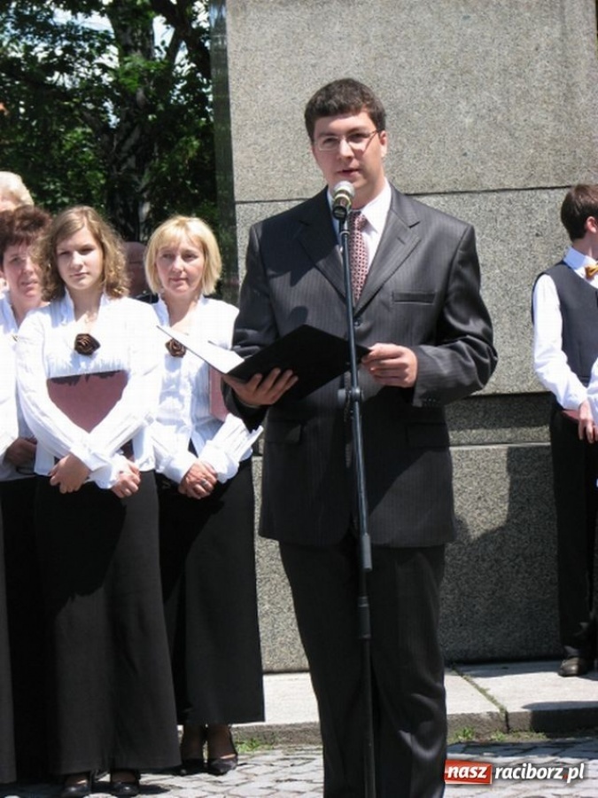Zdjęcie w galerii na portalu naszraciborz.pl: Chóralne śpiewy pod pomnikiem wiadomości z regionu