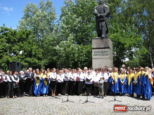 Zdjęcie w galerii na portalu naszraciborz.pl: Chóralne śpiewy pod pomnikiem wiadomości z regionu