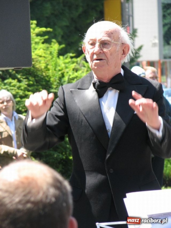 Zdjęcie w galerii na portalu naszraciborz.pl: Chóralne śpiewy pod pomnikiem wiadomości z regionu