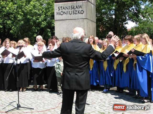 Zdjęcie w galerii na portalu naszraciborz.pl: Chóralne śpiewy pod pomnikiem wiadomości z regionu