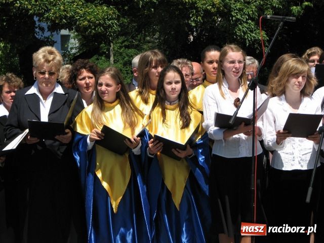 Zdjęcie w galerii na portalu naszraciborz.pl: Chóralne śpiewy pod pomnikiem wiadomości z regionu