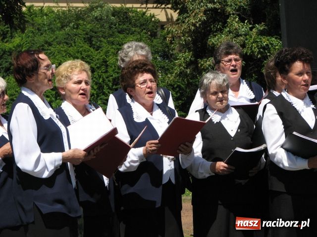 Zdjęcie w galerii na portalu naszraciborz.pl: Chóralne śpiewy pod pomnikiem wiadomości z regionu
