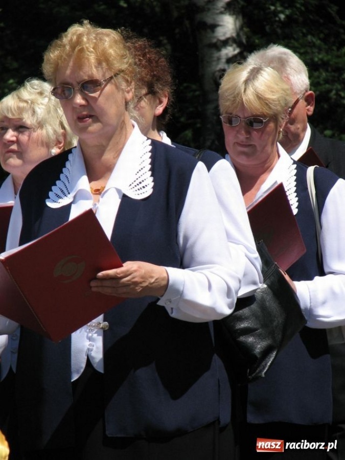 Zdjęcie w galerii na portalu naszraciborz.pl: Chóralne śpiewy pod pomnikiem wiadomości z regionu