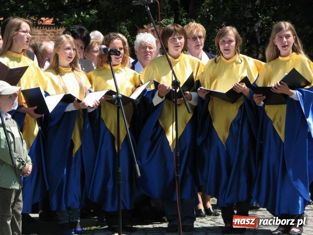 Zdjęcie w galerii na portalu naszraciborz.pl: Chóralne śpiewy pod pomnikiem wiadomości z regionu