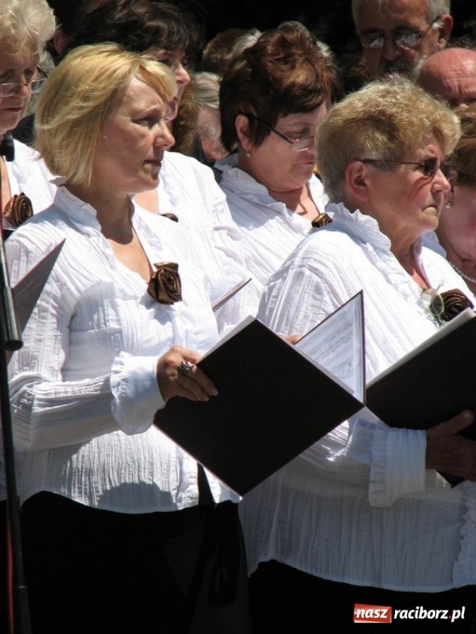 Zdjęcie w galerii na portalu naszraciborz.pl: Chóralne śpiewy pod pomnikiem wiadomości z regionu