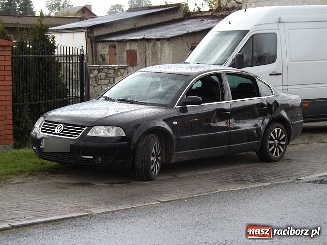 Zdjęcie w galerii na portalu naszraciborz.pl: Samochód ciężarowy z karuzelą uderzył w passata i ogrodzenie na Kozielskiej! wiadomości z regionu