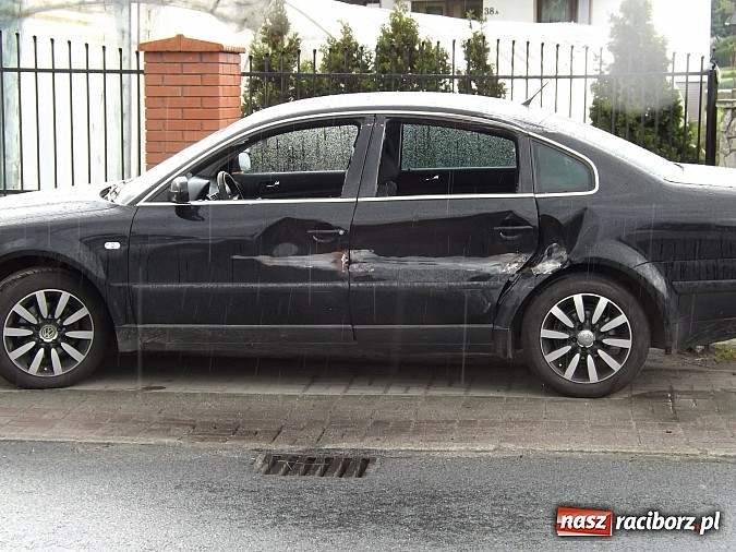 Zdjęcie w galerii na portalu naszraciborz.pl: Samochód ciężarowy z karuzelą uderzył w passata i ogrodzenie na Kozielskiej! wiadomości z regionu