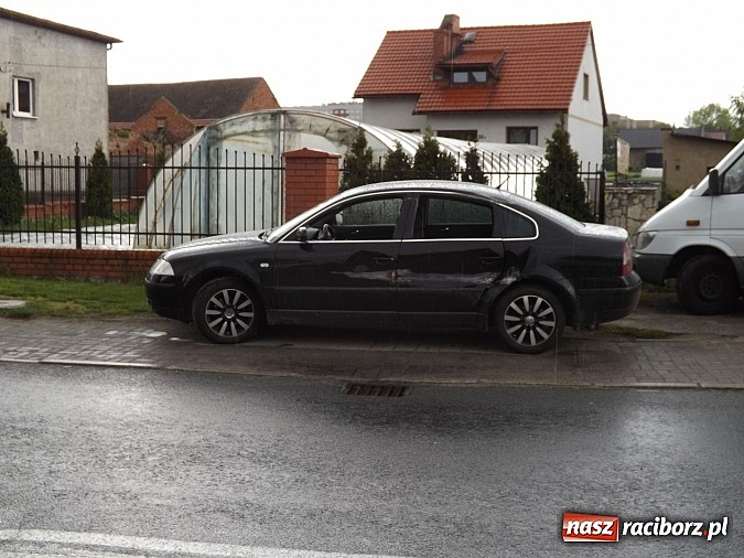 Zdjęcie w galerii na portalu naszraciborz.pl: Samochód ciężarowy z karuzelą uderzył w passata i ogrodzenie na Kozielskiej! wiadomości z regionu
