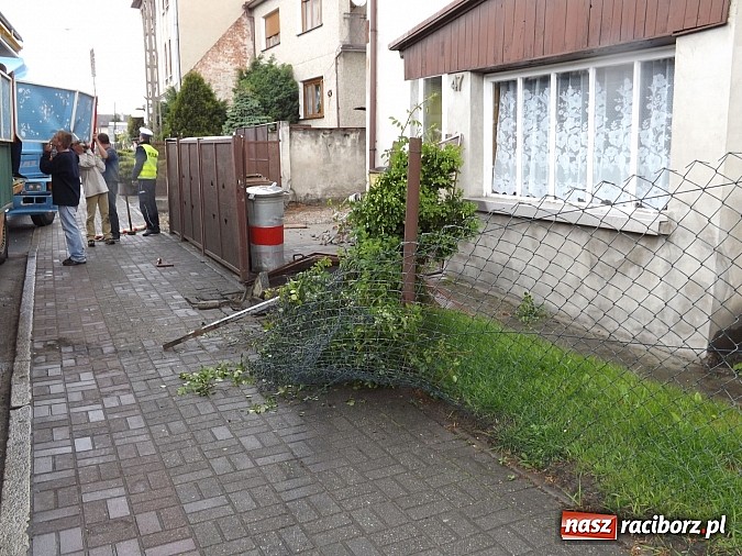Zdjęcie w galerii na portalu naszraciborz.pl: Samochód ciężarowy z karuzelą uderzył w passata i ogrodzenie na Kozielskiej! wiadomości z regionu