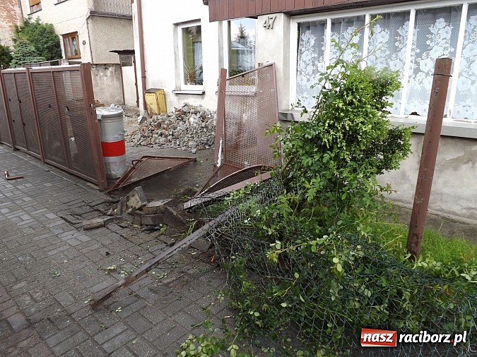 Zdjęcie w galerii na portalu naszraciborz.pl: Samochód ciężarowy z karuzelą uderzył w passata i ogrodzenie na Kozielskiej! wiadomości z regionu