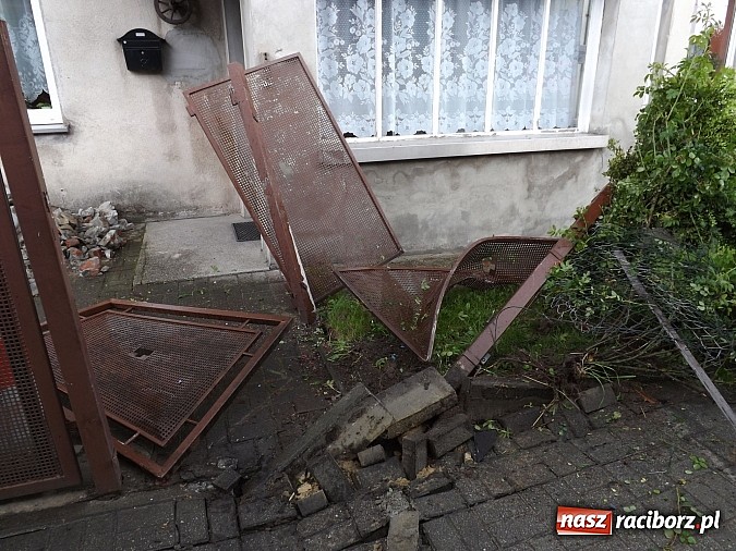 Zdjęcie w galerii na portalu naszraciborz.pl: Samochód ciężarowy z karuzelą uderzył w passata i ogrodzenie na Kozielskiej! wiadomości z regionu