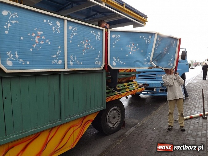 Zdjęcie w galerii na portalu naszraciborz.pl: Samochód ciężarowy z karuzelą uderzył w passata i ogrodzenie na Kozielskiej! wiadomości z regionu