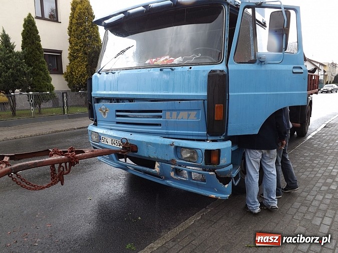 Zdjęcie w galerii na portalu naszraciborz.pl: Samochód ciężarowy z karuzelą uderzył w passata i ogrodzenie na Kozielskiej! wiadomości z regionu
