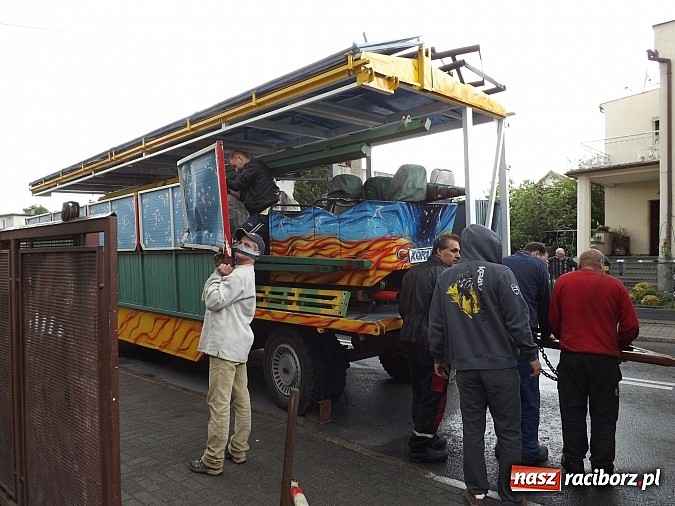 Zdjęcie w galerii na portalu naszraciborz.pl: Samochód ciężarowy z karuzelą uderzył w passata i ogrodzenie na Kozielskiej! wiadomości z regionu