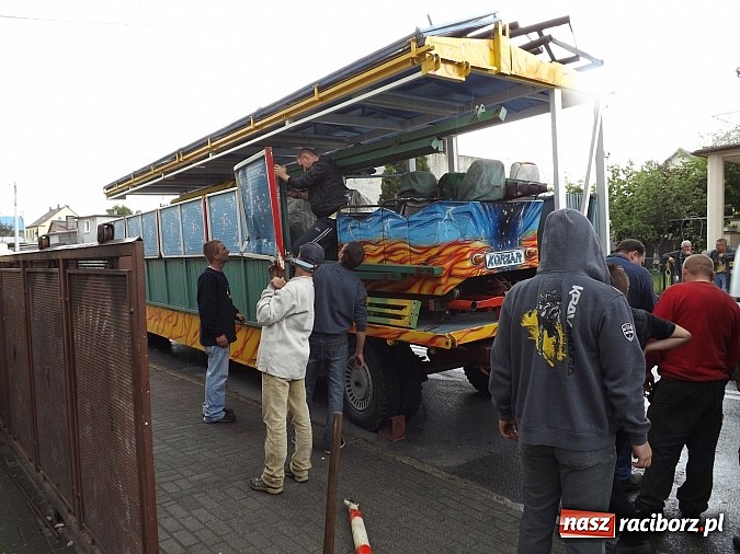 Zdjęcie w galerii na portalu naszraciborz.pl: Samochód ciężarowy z karuzelą uderzył w passata i ogrodzenie na Kozielskiej! wiadomości z regionu