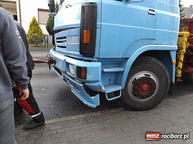 Zdjęcie w galerii na portalu naszraciborz.pl: Samochód ciężarowy z karuzelą uderzył w passata i ogrodzenie na Kozielskiej! wiadomości z regionu