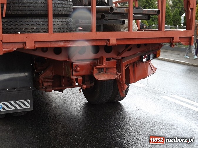 Zdjęcie w galerii na portalu naszraciborz.pl: Samochód ciężarowy z karuzelą uderzył w passata i ogrodzenie na Kozielskiej! wiadomości z regionu