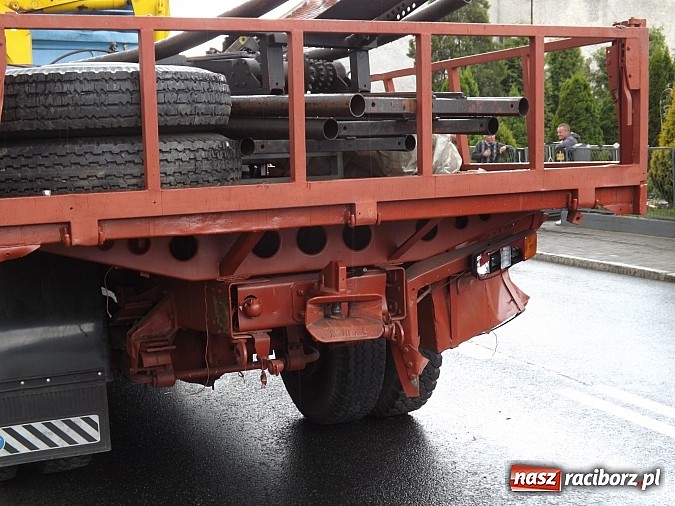 Zdjęcie w galerii na portalu naszraciborz.pl: Samochód ciężarowy z karuzelą uderzył w passata i ogrodzenie na Kozielskiej! wiadomości z regionu