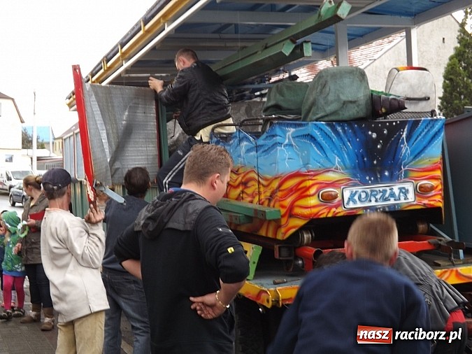 Zdjęcie w galerii na portalu naszraciborz.pl: Samochód ciężarowy z karuzelą uderzył w passata i ogrodzenie na Kozielskiej! wiadomości z regionu