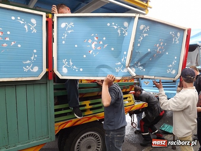 Zdjęcie w galerii na portalu naszraciborz.pl: Samochód ciężarowy z karuzelą uderzył w passata i ogrodzenie na Kozielskiej! wiadomości z regionu